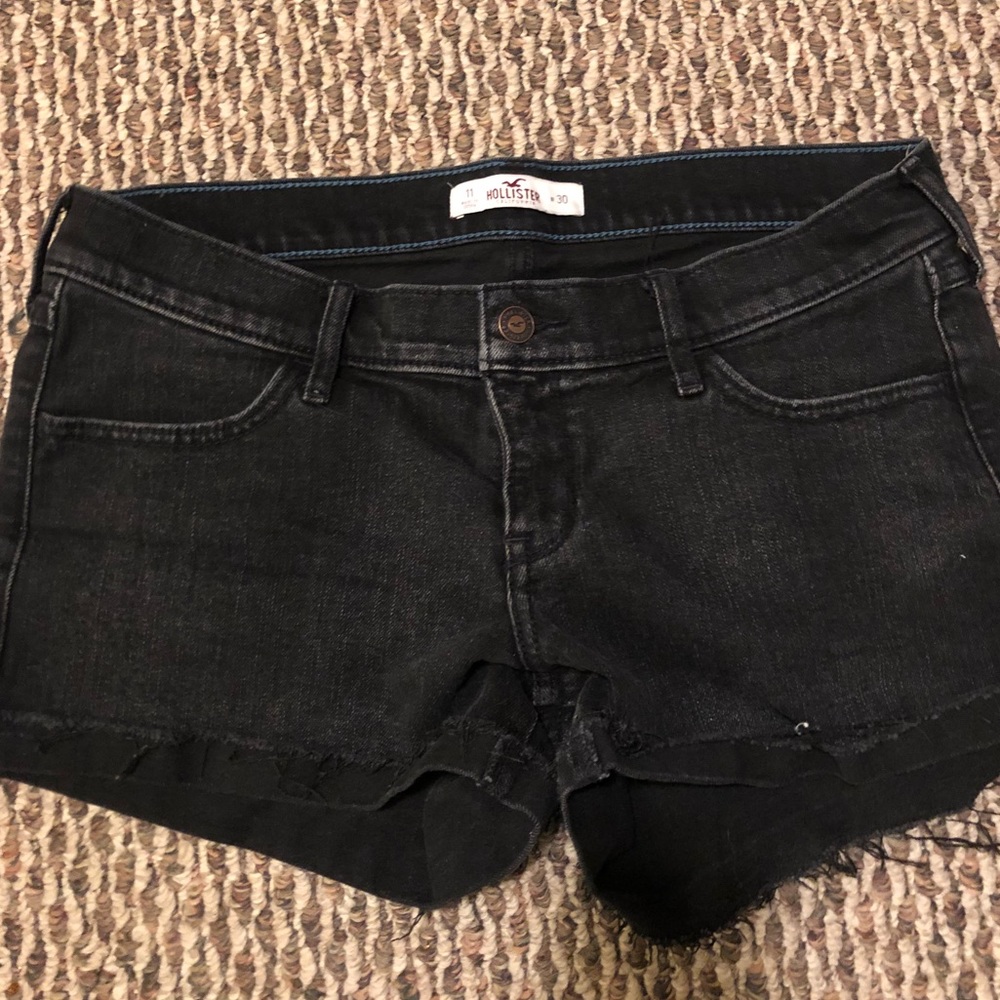 Black denim Hollister shorts 🌻